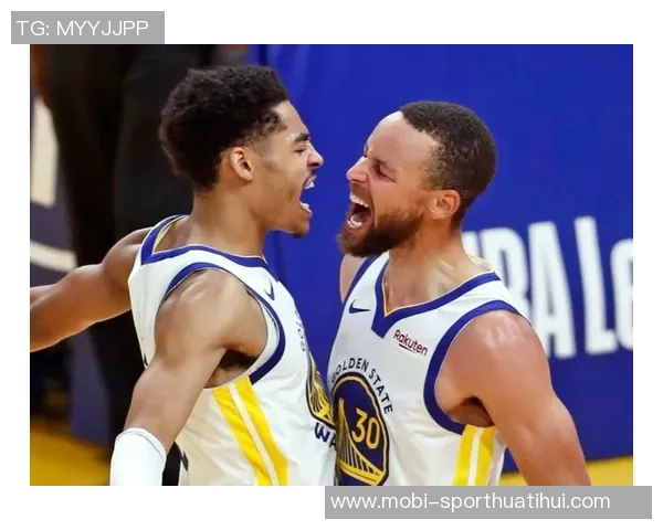 库里赛后与普尔和卢尼深情拥抱展现勇士团队精神永远的家人情谊