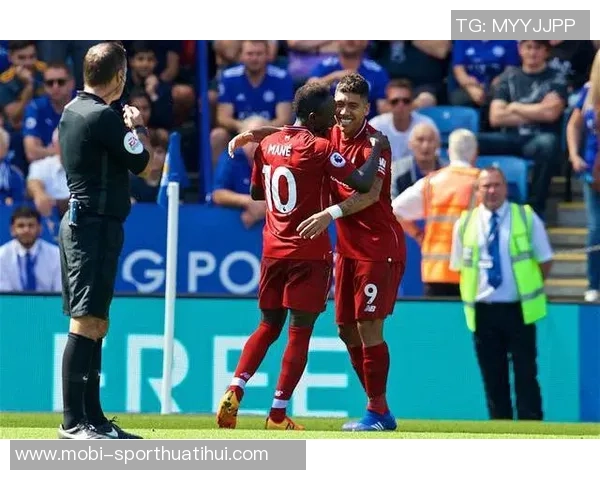 阿利松与戈麦斯意外相撞队医紧急救助后比赛得以继续进行